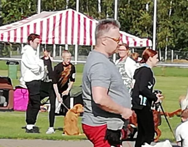 Luka, Jäähelmen Tuulen Sävel Mikan kanssa ryhmäkehässä pentunäyttelyssä. Kuva Jaana Porkka.
