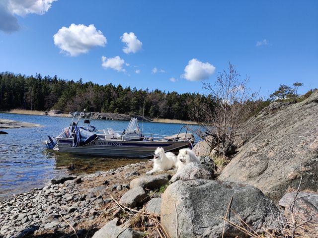 Stella ja Helmeri veneretkellä pääsiäisenä.